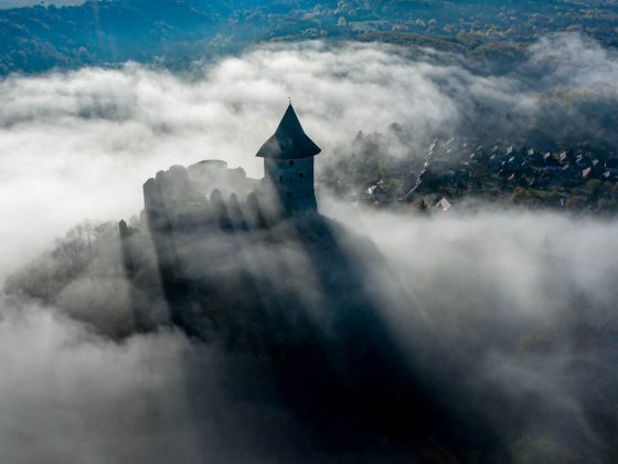 Őszi ködben Somoskő vára (karancs-medves.info fotó: Komka Péter)