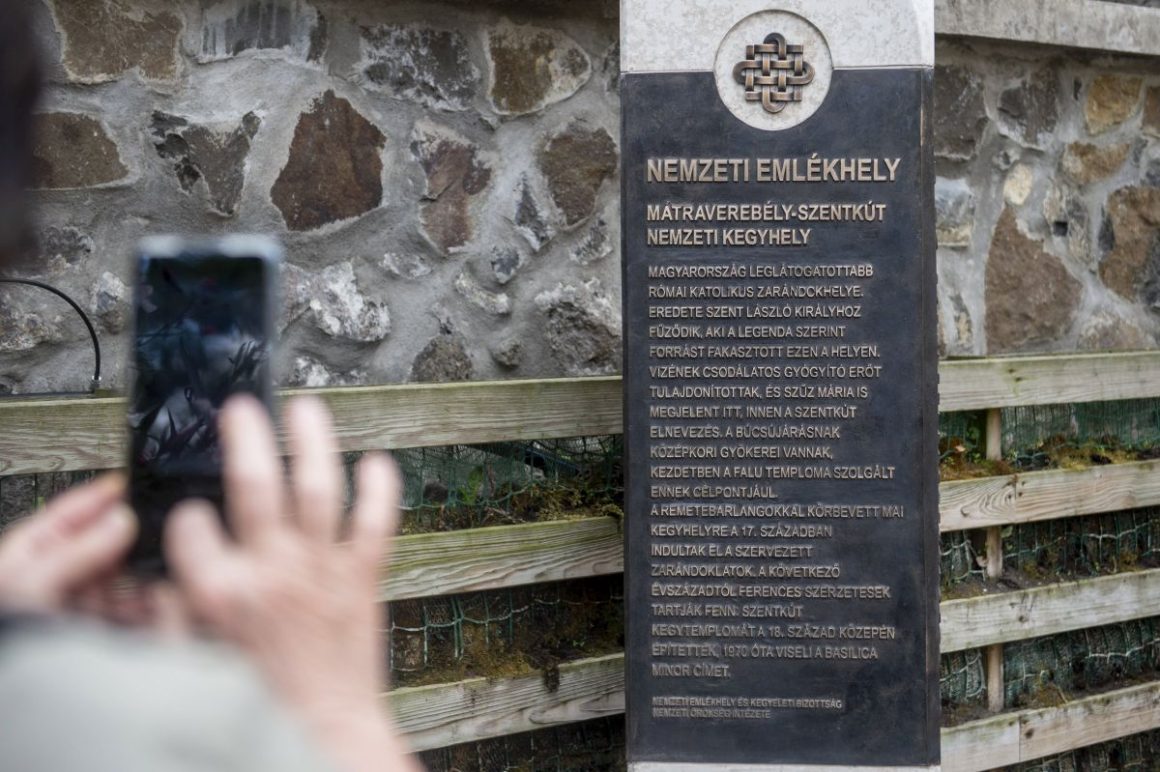 A Mátraverebély- Szentkút emlékhellyé nyilvánítását jelző sztélé (Fotó: MTI/Komka Péter)