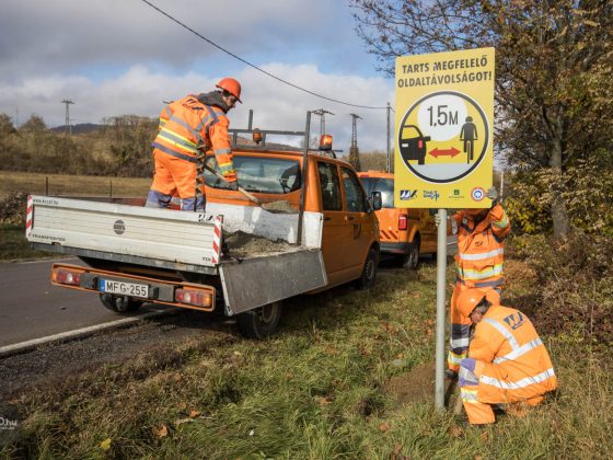 3100.hu Fotó: Oldaltávolság megtartására figyelmeztető táblát állítanak a Magyar Közút Nonprofit Zrt. munkatársai Salgótarján északi határában