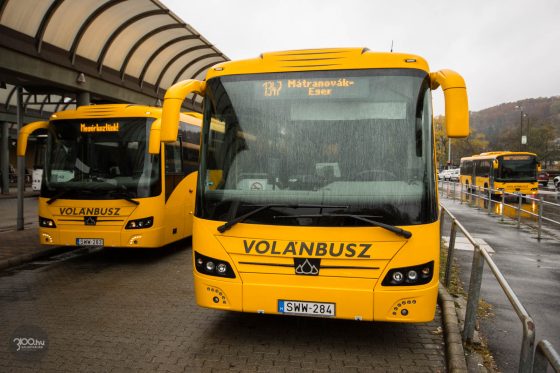 3100.hu Fotó: Két új Credobus Inovell 12 típusú szóló autóbusz a buszpályaudvaron, míg a főúton egy néhány héttel ezelőtt átadott Credobus Econell 12 érkezik