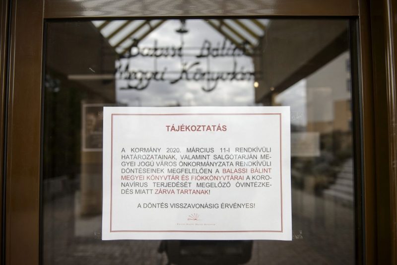 Tájékoztató felirat az új koronavírus-járvány terjedését megelőző óvintézkedés miatt ideiglenesen bezárt Balassi Bálint Megyei Könyvtár bejáratán Salgótarjánban (Fotó: MTI/Komka Péter)
