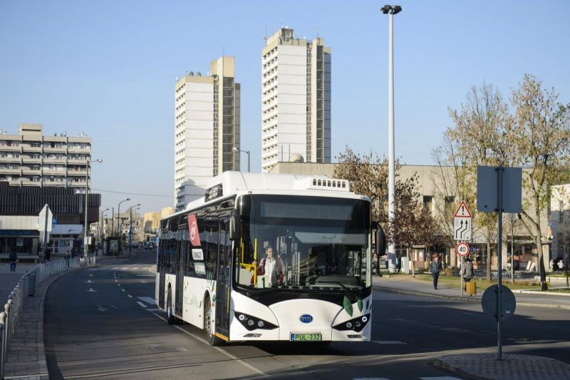 Salgótarján első, a tömegközlekedésben forgalomba állított elektromos autóbusza 2019. április 15-én (Fotó: MTI/Komka Péter)