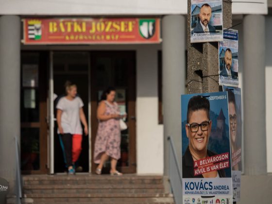 3100.hu Fotó: Szavazók távoznak a zagyvarónai Bátki József Közösségi Házban található szavazókörből 2020. szeptember 6-án