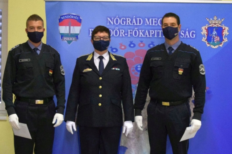 Somssich Gabriella megyei rendőrfőkapitány dicséretben és jutalomban részesítette a rablót elfogó rendőröket (Fotó: Nógrád Megyei Rendőr-főkapitányság)