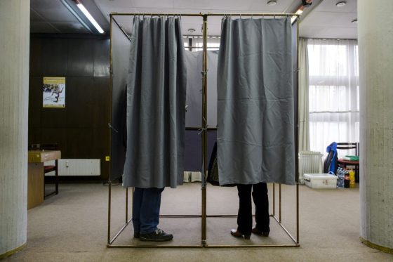 Archív fotó: Szavazók a salgótarjáni Balassi Bálint Megyei Könyvtárban kijelölt szavazókörben (Fotó: MTI/Komka Péter)