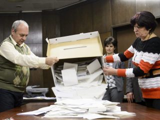 A szavazatszámláló bizottság tagjai urnát bontanak a salgótarjáni Balassi Bálint Megyei Könyvtárban egy korábbi választás alkalmával (Archív fotó: MTI/Komka Péter)