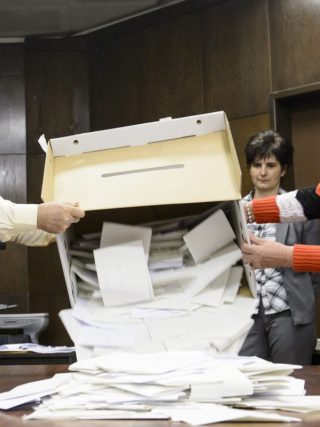 A szavazatszámláló bizottság tagjai urnát bontanak a salgótarjáni Balassi Bálint Megyei Könyvtárban egy korábbi választás alkalmával (Archív fotó: MTI/Komka Péter)