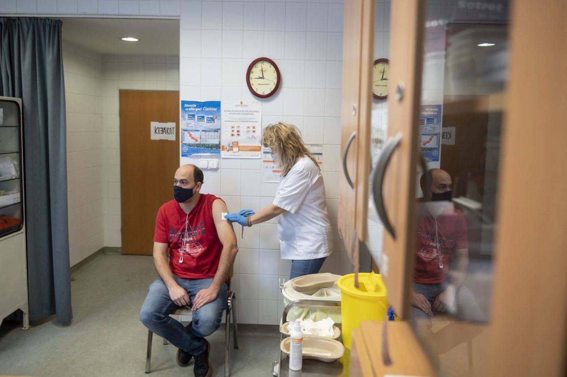 Egy férfi megkapja az amerikai Janssen egyadagos koronavírus elleni vakcinát a salgótarjáni Szent Lázár Megyei Kórház oltópontján 2021. december 7-én (Fotó: MTI/Komka Péter)