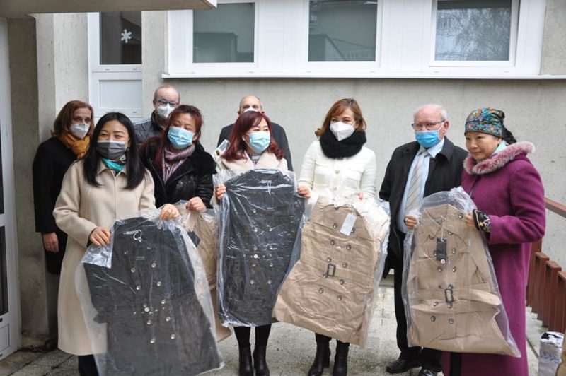 A kínai polgárok különféle ruhákkal lepték meg a gyermekotthon lakóit (Fotó: Nógrád Megye Önkormányzata)