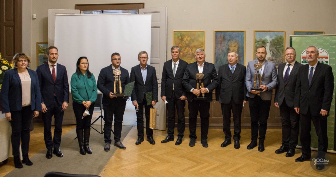 3100.hu Fotó: Az elismerésben részesült vállalkozások képviselői és a díjak átadói a szécsényi Forgách-kastélyban rendezett eseményt követően