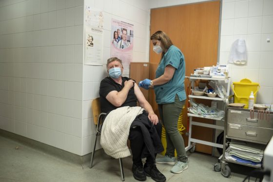 Egy férfi megkapja a német-amerikai fejlesztésű Pfizer-BioNTech koronavírus elleni oltóanyag, a Comirnaty-vakcina harmadik, emlékeztető adagját a salgótarjáni Szent Lázár Megyei Kórház oltópontján 2021. december 7-én (Fotó: MTI/Komka Péter)