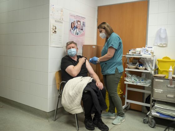 Egy férfi megkapja a német-amerikai fejlesztésű Pfizer-BioNTech koronavírus elleni oltóanyag, a Comirnaty-vakcina harmadik, emlékeztető adagját a salgótarjáni Szent Lázár Megyei Kórház oltópontján 2021. december 7-én (Fotó: MTI/Komka Péter)