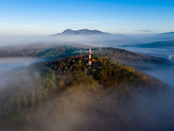 Ködből kiemelkedő erdős táj Salgótarján térségében: előtérben a Szent Imre-hegy, háttérben a Karancs (3100.hu Fotó: Komka Péter)