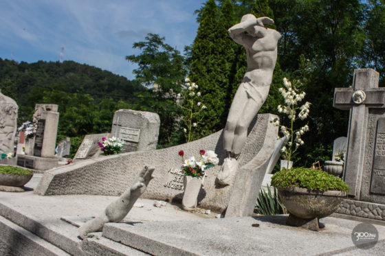 3100.hu Fotó: A megrongált síremlék 2020. július 20-án délelőtt