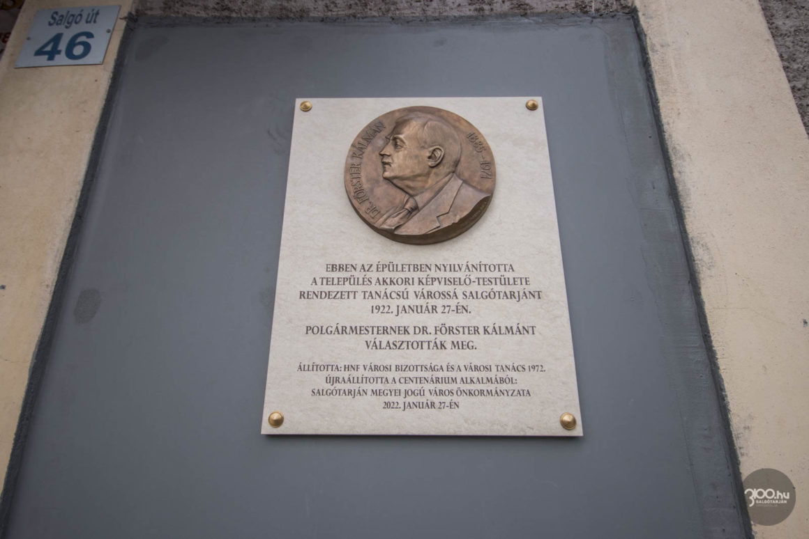 3100.hu Fotó: Megkezdődött a "Salgótarján 100 éve város" emlékév, csütörtökön délelőtt emléktáblát avattak a Kohász Művelődési Központ falán