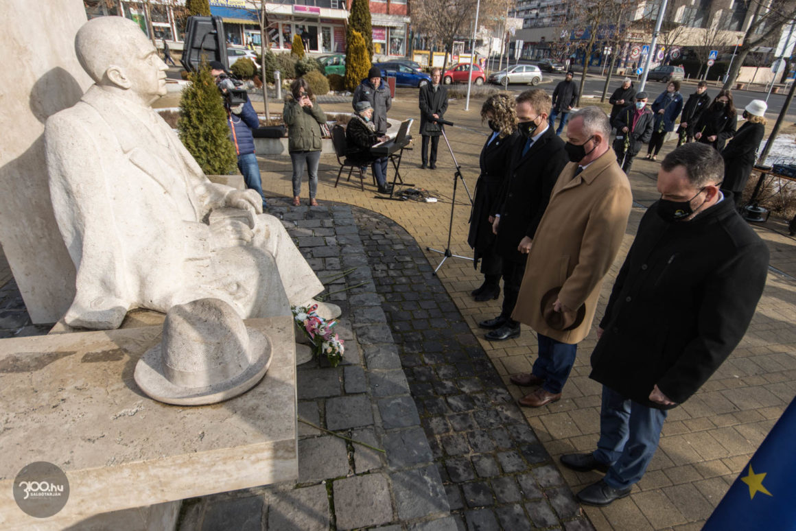 3100.hu Fotó: Megkezdődött a "Salgótarján 100 éve város" emlékév, a város első polgármesterének szobra előtt hajtottak fejet csütörtökön délelőtt