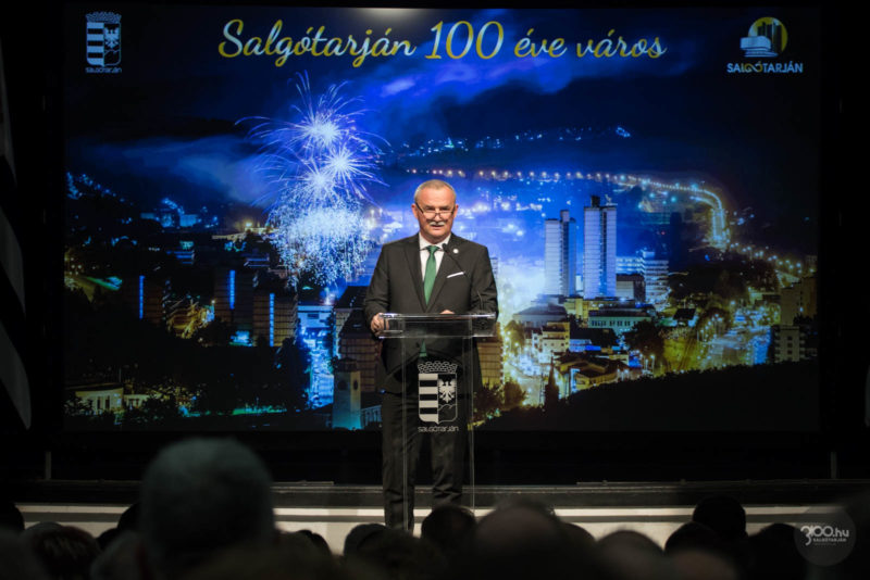 3100.hu Fotó: Fekete Zsolt polgármester beszédet mond a Salgótarján várossá nyilvánításának 100. évfordulója alkalmából tartott ünnepi közgyűlésen a salgótarjáni Kohász Művelődési Központban