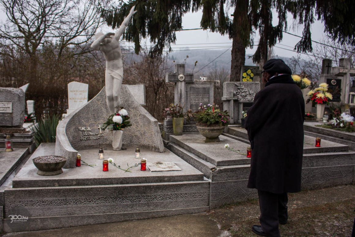 3100.hu Fotó: A síremlék 2020 januárjában, a lavinaszerencsétlenség évfordulója alkalmából rendezett városi megemlékezéskor