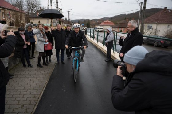 Révész Máriusz, az aktív Magyarországért felelős kormánybiztos be is járta az újonnan átadott kerékpárút egy szakaszát (Fotó: Karancsalja Község Önkormányzata)