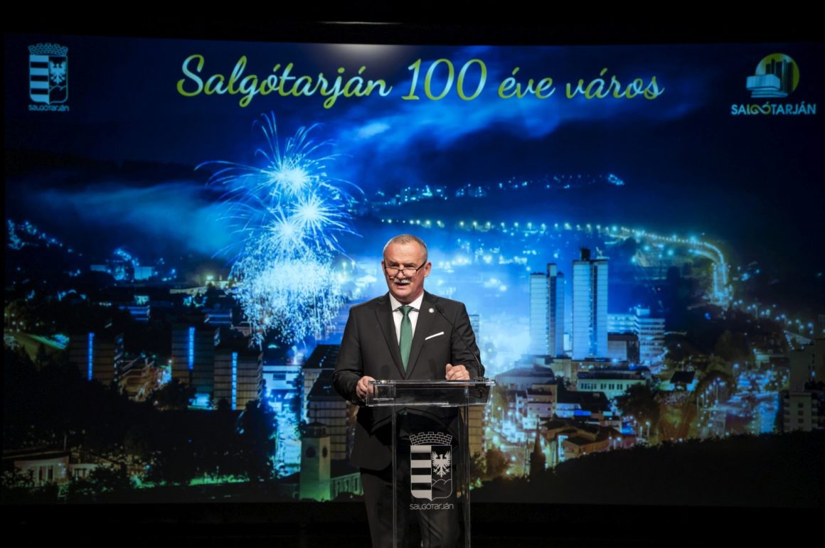 Fekete Zsolt polgármester beszédet mond a Salgótarján várossá nyilvánításának 100. évfordulója alkalmából tartott ünnepi közgyűlésen a salgótarjáni Kohász Művelődési Központban (Fotó: MTI/Komka Péter)