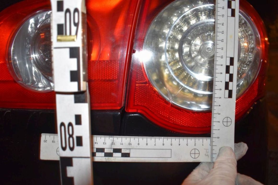 Az egyik autó megrongált lámpája (Fotó: Nógrád Megyei Rendőr-főkapitányság)