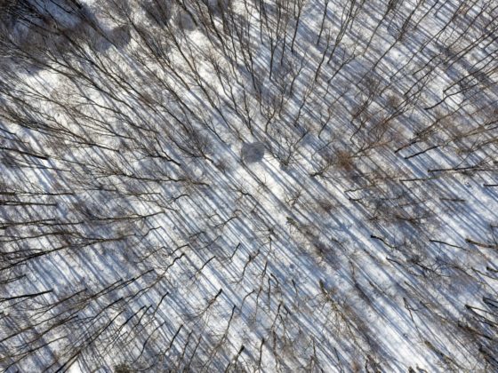Drónnal készült felvételen havas táj Salgótarján közelében 2021. december 26-án (Fotó: MTI/Komka Péter)