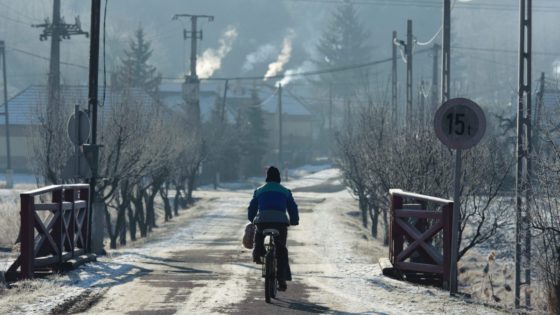 Kerékpározó férfi a téli hidegben Zabaron (Fotó: MTI/Komka Péter)