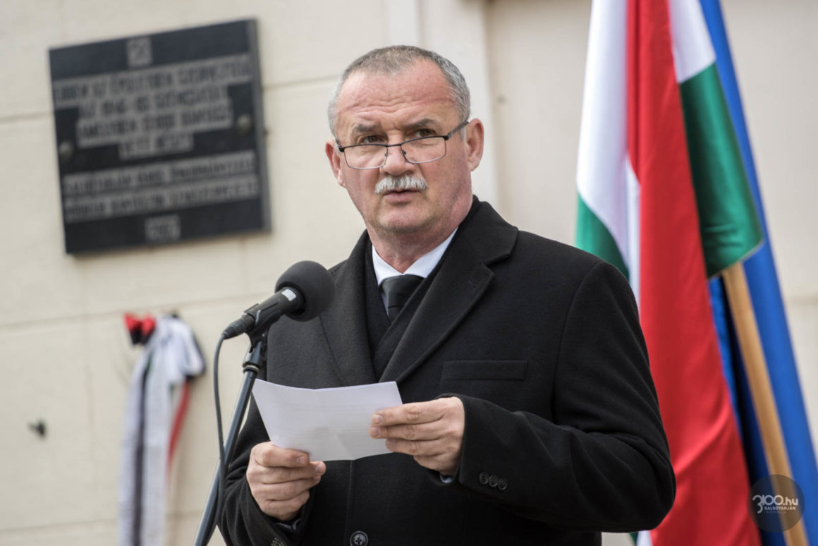 3100.hu Fotó: Fekete Zsolt polgármester beszédet mond a széncsata 76. évfordulója alkalmából rendezett eseményen az egykori bányakapitányság épülete előtt