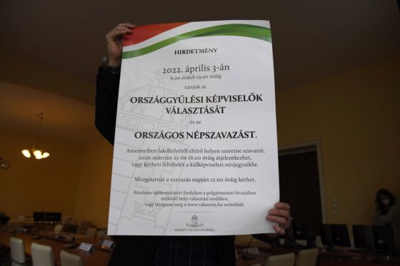 Az országgyűlési választás és a népszavazás hirdetménye a Nemzeti Választási Irodában 2022. január 17-én (Fotó: MTI/Kovács Tamás)