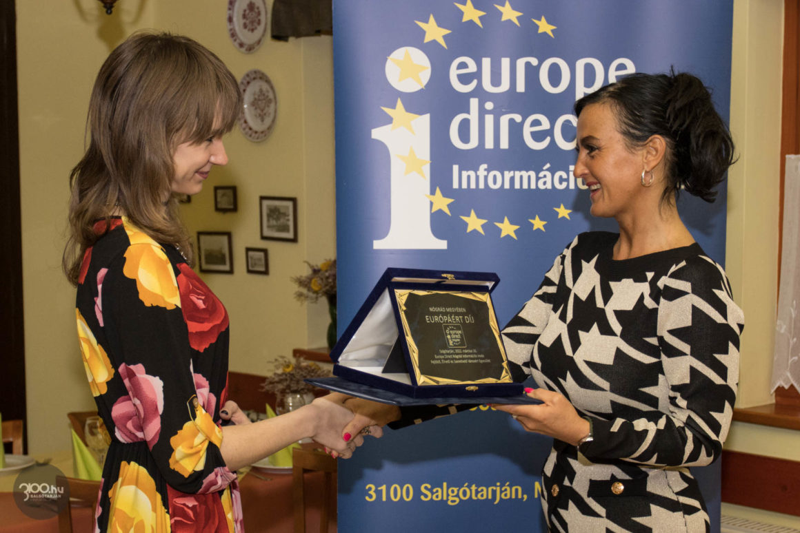 3100.hu Fotó: Palchuber Kinga díjazott és Fenyvesiné Mester Erika, a Europe Direct Nógrád Információs Iroda vezetője