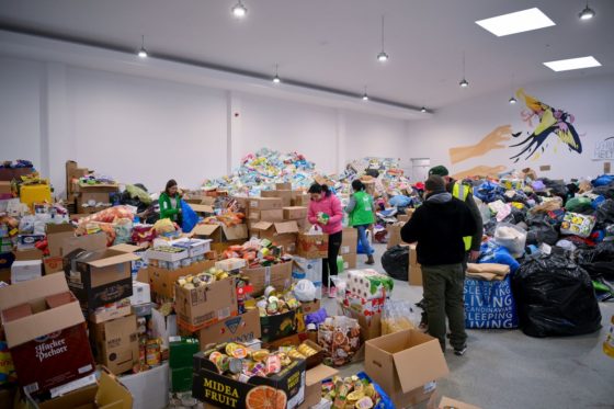 Illusztráció: Alapvető élelmiszerek és egyéb más adományok ideiglenes raktára az orosz-ukrán háború elől Ukrajnából menekülők számára kialakított segítségponton a tiszabecsi általános Iskolánál (Fotó: MTI/Czeglédi Zsolt)