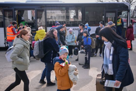 Illusztráció: Az orosz-ukrán háború elől Ukrajnából menekülő emberek szállnak le a buszról, amellyel a tiszabecsi II. Rákóczi Ferenc Általános Iskolánál kialakított segítségponthoz szállították őket a helyi határátkelőhelytől 2022. március 4-én (Fotó: MTI/Czeglédi Zsolt)
