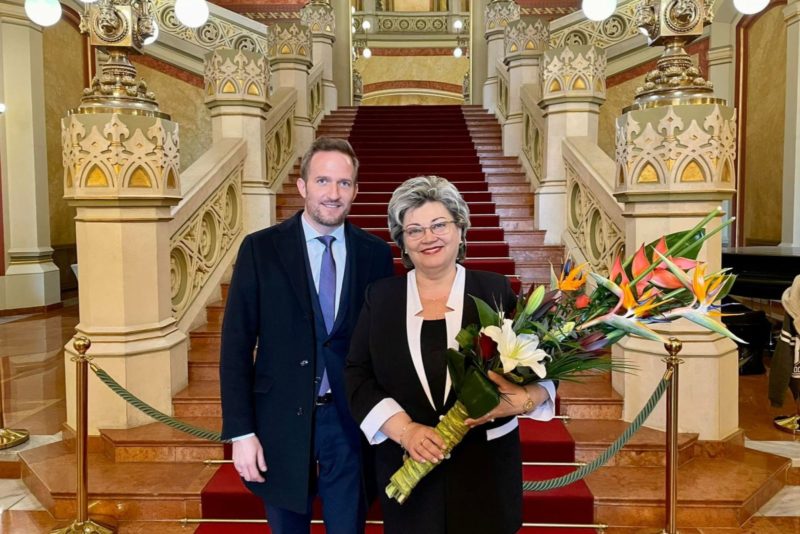Molnár Éva könyvtárigazgatót a díjátadó helyszínén az önkormányzat nevében virágcsokorral köszöntötte Huszár Máté alpolgármester (Fotó: Huszár Máté | Facebook)