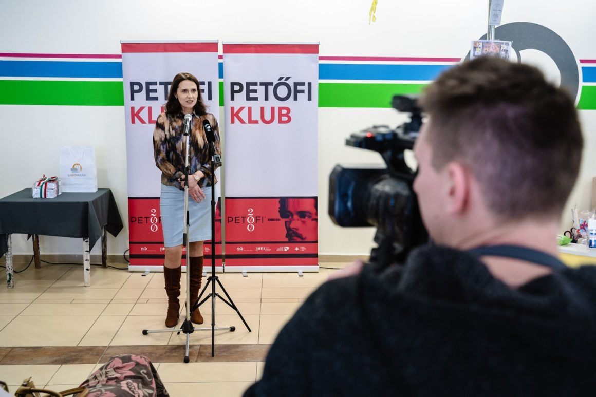Balogh Katalin a salgótarjáni Petőfi Klub indulásáról szóló sajtótájékoztatón (Fotó: Salgótarjáni Rendezvény- és Médiaközpont/Hegedűs Márk)