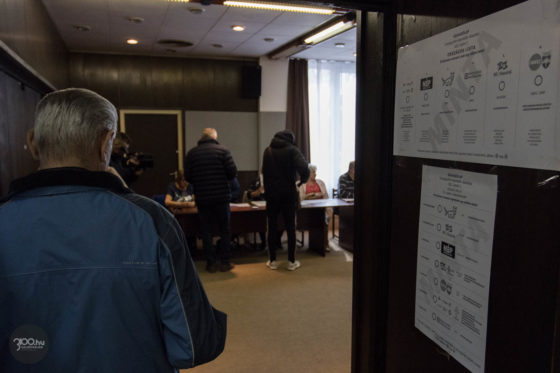 3100.hu Fotó: Választók érkeznek a Balassi Bálint Megyei Könyvtárban kialakított szavazókörbe
