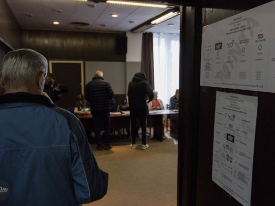 3100.hu Fotó: Választók érkeznek a Balassi Bálint Megyei Könyvtárban kialakított szavazókörbe