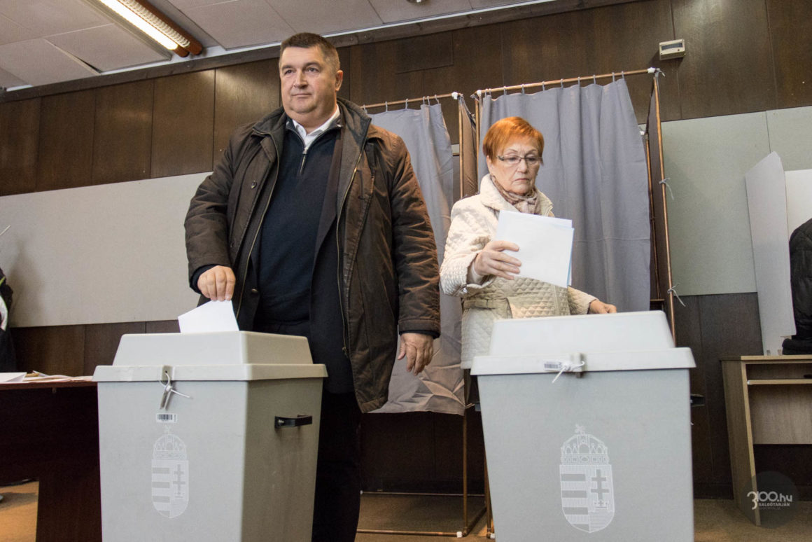 3100.hu Fotó: Becsó Zsolt, a Fidesz-KDNP képviselőjelöltje leadja szavazatát a Balassi Bálint Megyei Könyvtárban kialakított szavazókörben