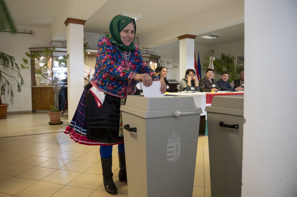 Népviseletbe öltözött szavazók Bujákon (MTI Fotó: Komka Péter)