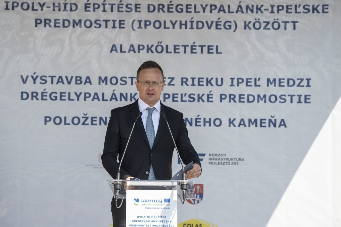 Szijjártó Péter külgazdasági és külügyminiszter beszédet mond a Drégelypalánk és Ipolyhídvég között megépülő Ipoly-híd ünnepélyes alapkőletételén, 2022. április 20-án. (Fotó: MTI/Komka Péter)