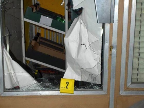 A két férfi az üveget beütve jutott be a bolt raktárába (Fotó: Nógrád Megyei Rendőr-főkapitányság)