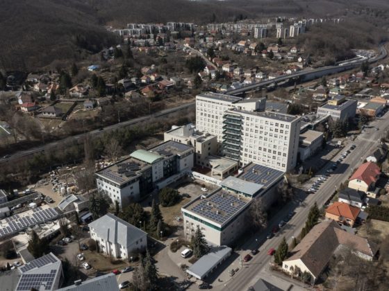 Drónnal készült felvételen a salgótarjáni Szent Lázár Megyei Kórház 2022. március 25-én (Fotó: MTI/Komka Péter)