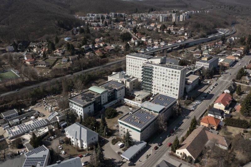 Drónnal készült felvételen a salgótarjáni Szent Lázár Megyei Kórház 2022. március 25-én (Fotó: MTI/Komka Péter)