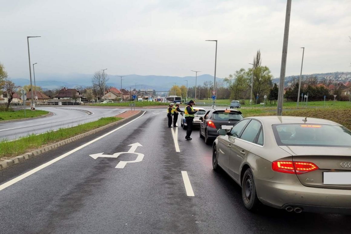 Finn módszeres ellenőrzés a 21-es számú főút kisterenyei szakaszán (Fotó: Nógrád Megyei Rendőr-főkapitányság)
