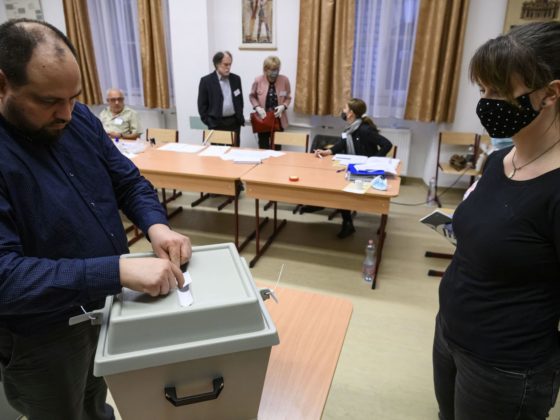 A szavazatszámláló bizottság tagjai zárócímkét helyeznek a szavazóurnákra a szavazóhelyiség bezárása után, mielőtt megkezdik a szavazatok számlálását az egyik budapesti szavazókörben (Fotó: MTI/Szigetváry Zsolt)