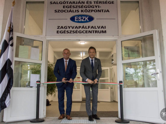 3100.hu Fotó: Fekete Zsolt polgármester és Huszár Máté alpolgármester hivatalosan is átadta az új egészségügyi centrumot Zagyvapálfalván