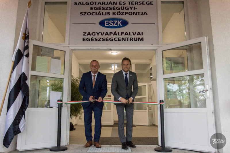 3100.hu Fotó: Fekete Zsolt polgármester és Huszár Máté alpolgármester hivatalosan is átadta az új egészségügyi centrumot Zagyvapálfalván