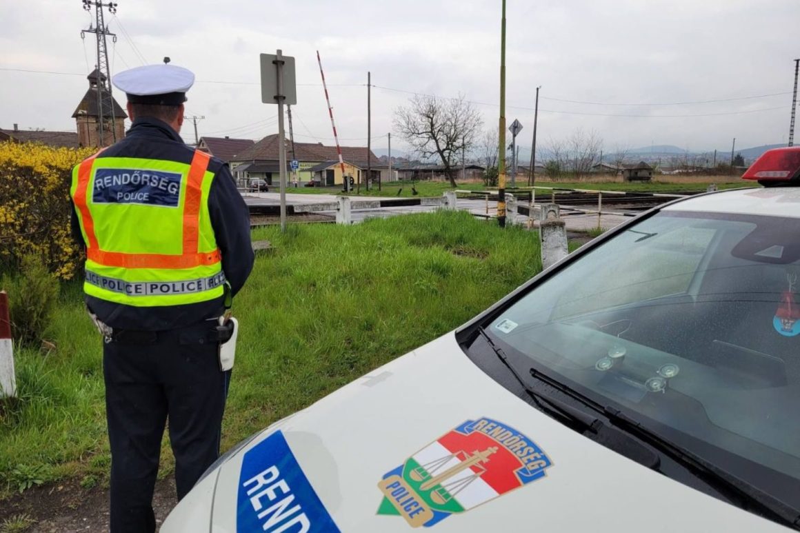 Rendőri ellenőrzés a 23-as számú főút kisterenyei vasúti átjárójában (Fotó: Nógrád Megyei Rendőr-főkapitányság)