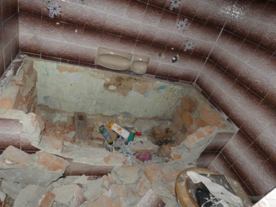 A 43 éves férfi az egyik lakásban még a kádat is kibontotta (Fotó: Nógrád Megyei Rendőr-főkapitányság)