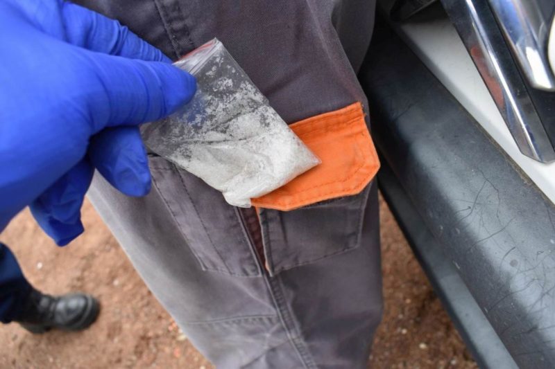 Az egyik férfinál talált, kábítószert tartalmazó tasak (Fotó: Nógrád Megyei Rendőr-főkapitányság)