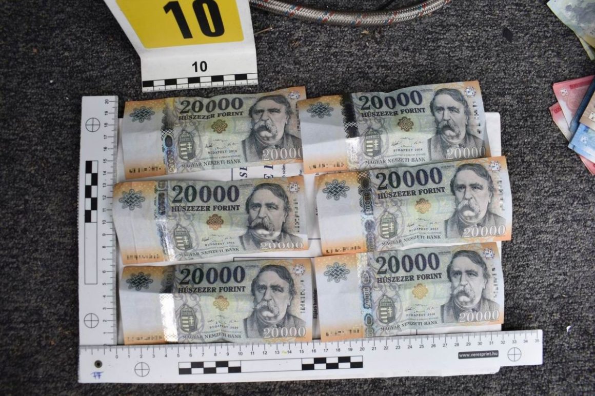A rendőrök készpénzt is találtak a dílernél (Fotó: Nógrád Megyei Rendőr-főkapitányság)